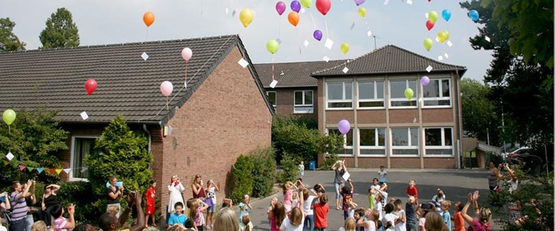 Blick auf das Willicher Familiengrundschulzentrum Im Mühlenfeld