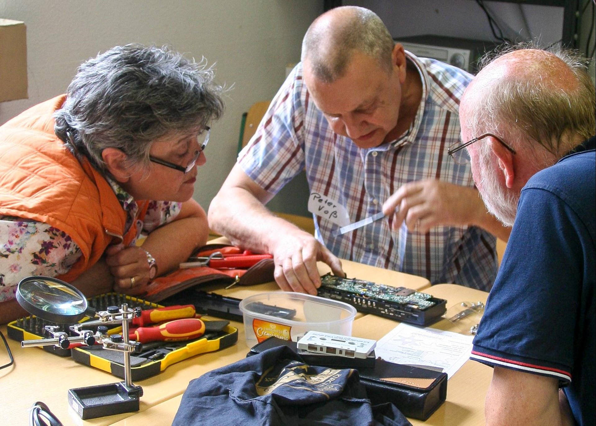 Im Repair Café setzen ehrenamtlich Engagierte gemeinsam mit den Besuchern "Lieblingsstücke" wieder instand.