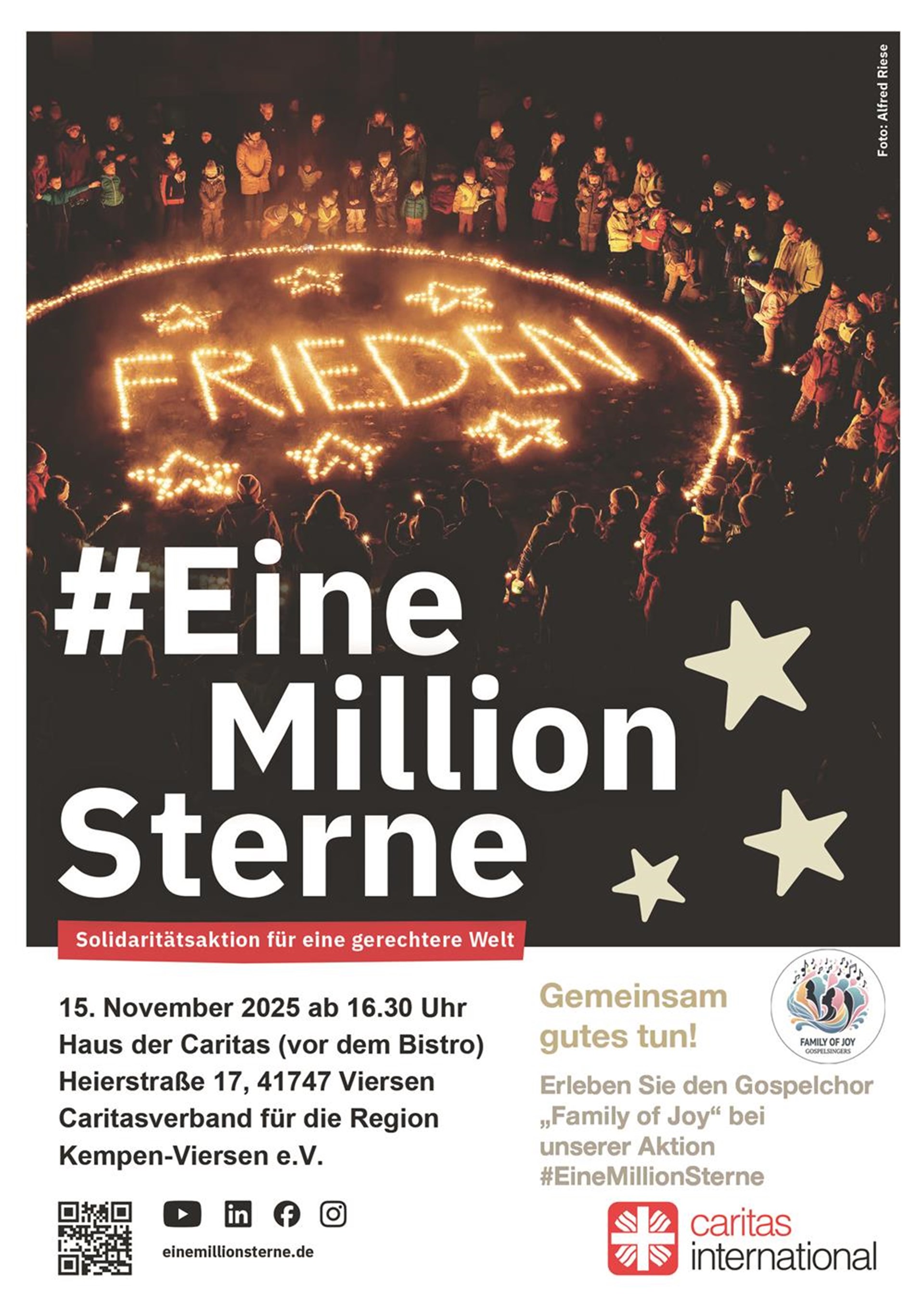 Eine Gruppe von Menschen steht im Kreis um Kerzen, die das Wort „FRIEDEN“ und Sternformen bilden. Im Bildtext wird zur Solidaritätsaktion „#EineMillionSterne“ am 15. November 2025 ab 16:30 Uhr am Haus der Caritas in Viersen eingeladen. Die Veranstaltung wird vom Caritasverband für die Region Kempen-Viersen e.V. organisiert und beinhaltet einen Auftritt des Gospelchors „Family of Joy“. Ziel ist es, gemeinsam Gutes zu tun und sich für eine gerechtere Welt einzusetzen.