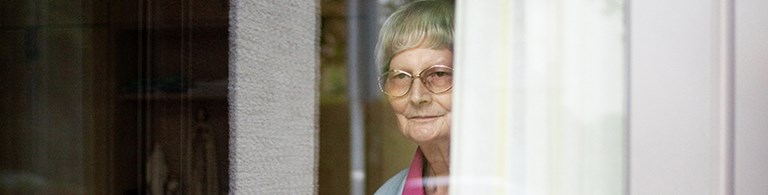 Hospizbewohnerin schaut aus dem Fenster