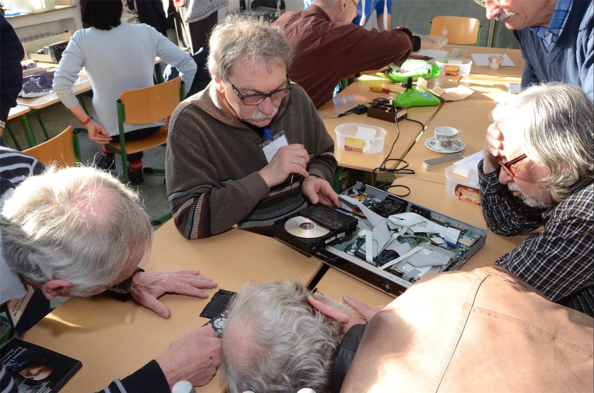 Tüftler beim Repair Cafe Viersen